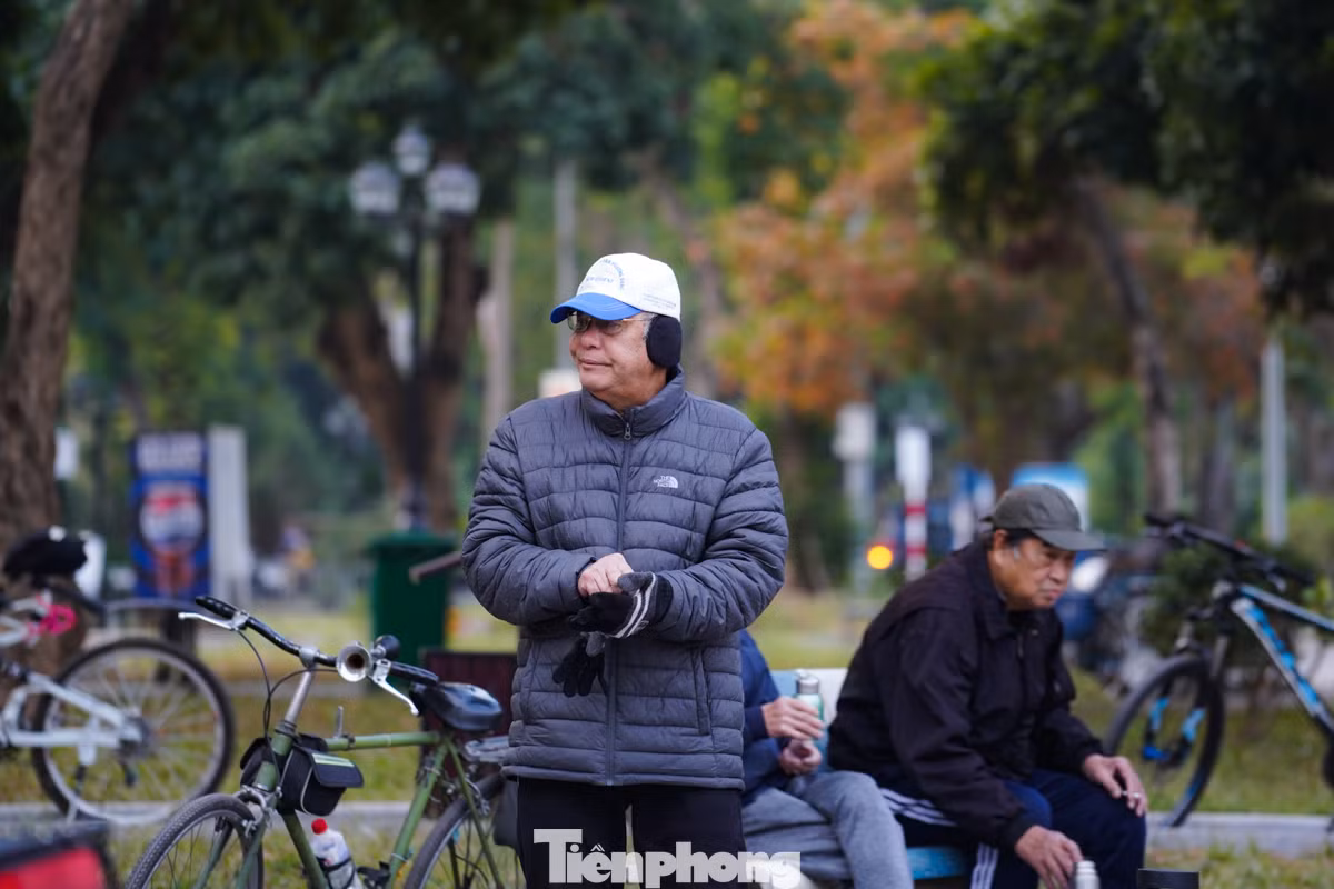"Tôi đi tập thể dục phải trang bị bao tay, áo phao. Tiết trời lạnh buổi sáng khiến tôi rất thích, nhâm nhi thêm tách trà nóng, trò chuyện cùng bạn bè là thú vui hàng ngày của tôi", ông Dũng (quận Long Biên) nói.