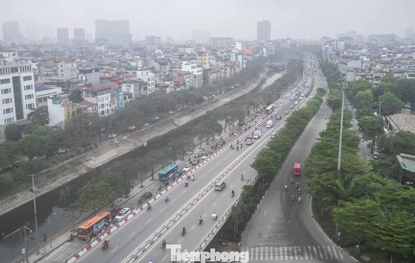 Vào lúc 7h30 tại khu vực Vành đai 2 hướng về ngã tư Cầu Giấy, bầu trời bị bao phủ bởi lớp sương dày đặc.