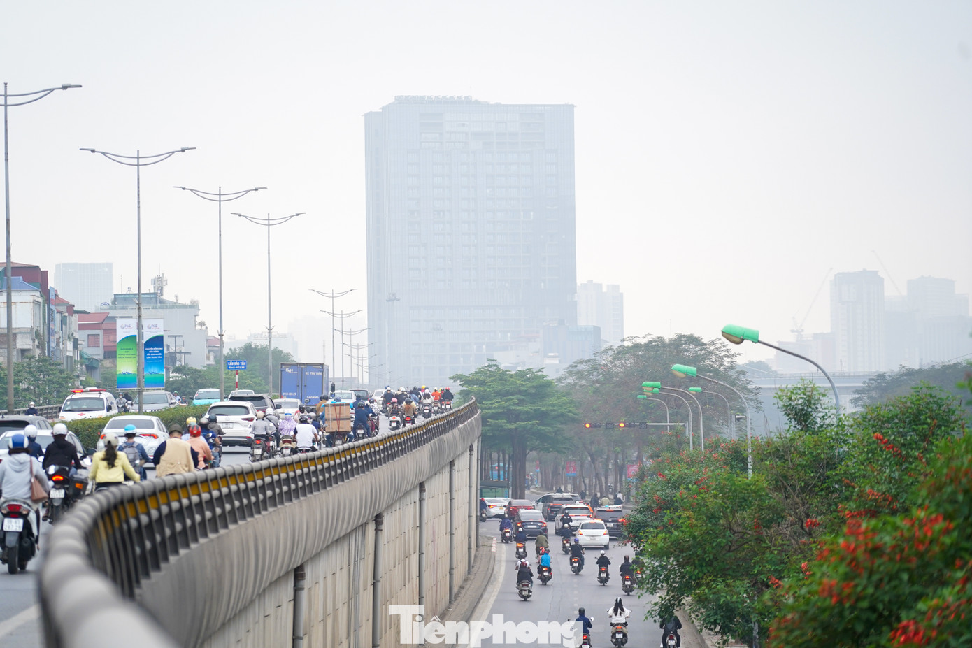 Ô nhiễm không khí là vấn đề đặc biệt nghiêm trọng ở Hà Nội, kéo dài trong nhiều năm qua. Chất ô nhiễm chính của thành phố chủ yếu là bụi mịn PM 2,5 – loại bụi được coi là tử thần trong không khí, có thể gây ra hàng loạt các căn bệnh liên quan đến hô hấp, tim mạch và ung thư.