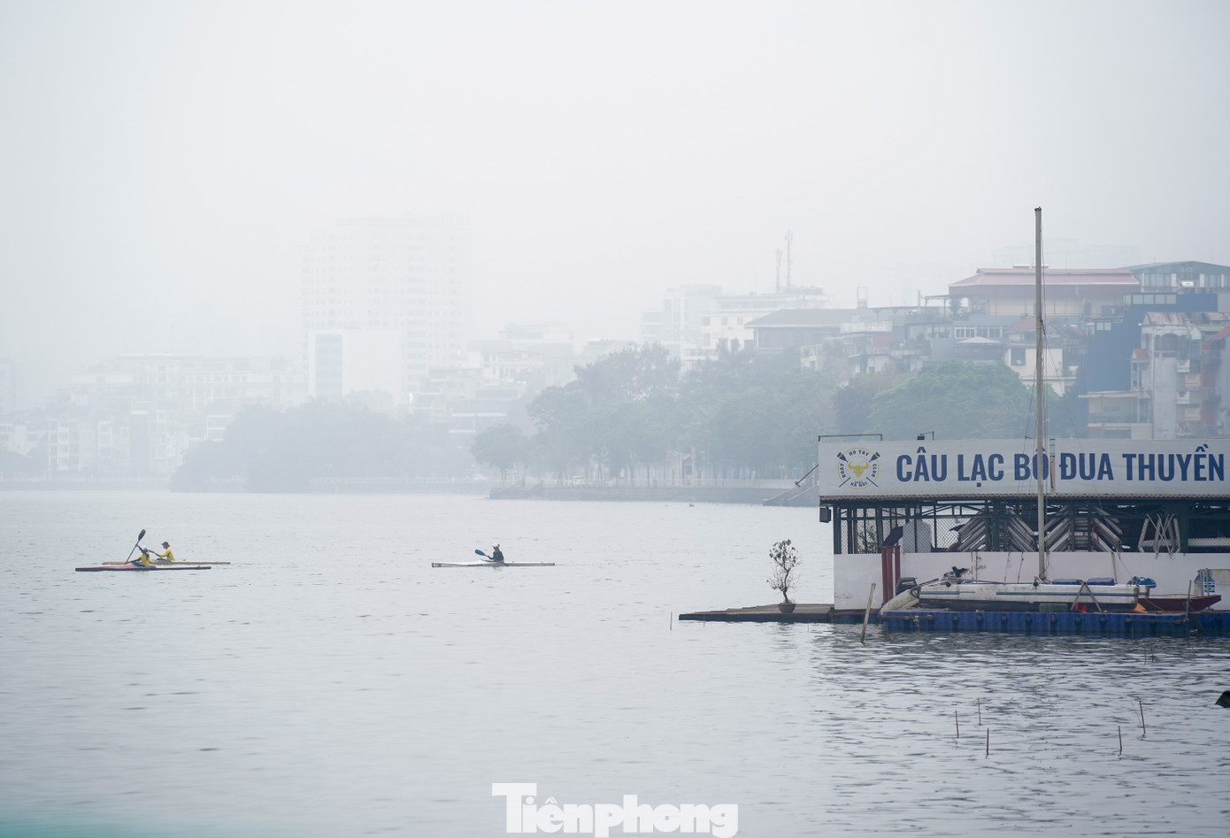 Hơn 9h sáng, đường ven Hồ Tây vẫn chìm trong lớp sương dày mù mịt, mặt trời chưa lộ diện.