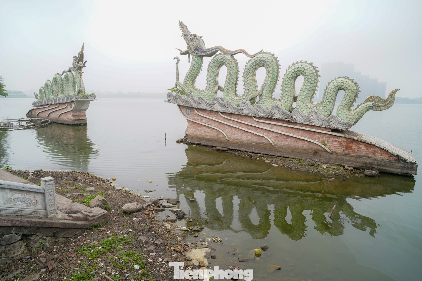 Hơn 9h sáng, đường ven Hồ Tây vẫn chìm trong lớp sương dày mù mịt, mặt trời chưa lộ diện.