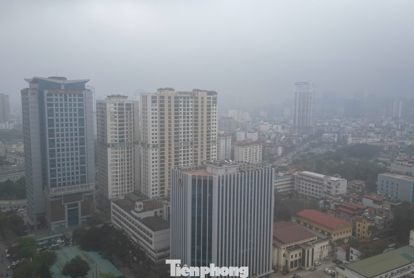 Sáng sớm 18/4, thủ đô Hà Nội bị bao phủ bởi lớp sương mù dày đặc, che khuất các tòa nhà và chung cư cao tầng, khiến tầm nhìn bị hạn chế.