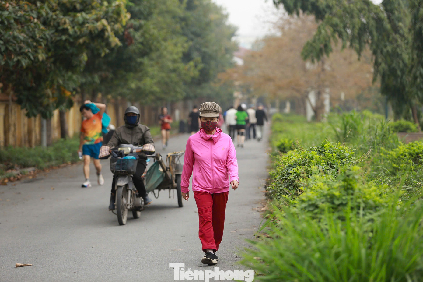 Người dân đi tập thể dục phải đeo khẩu trang để bảo vệ sức khỏe.