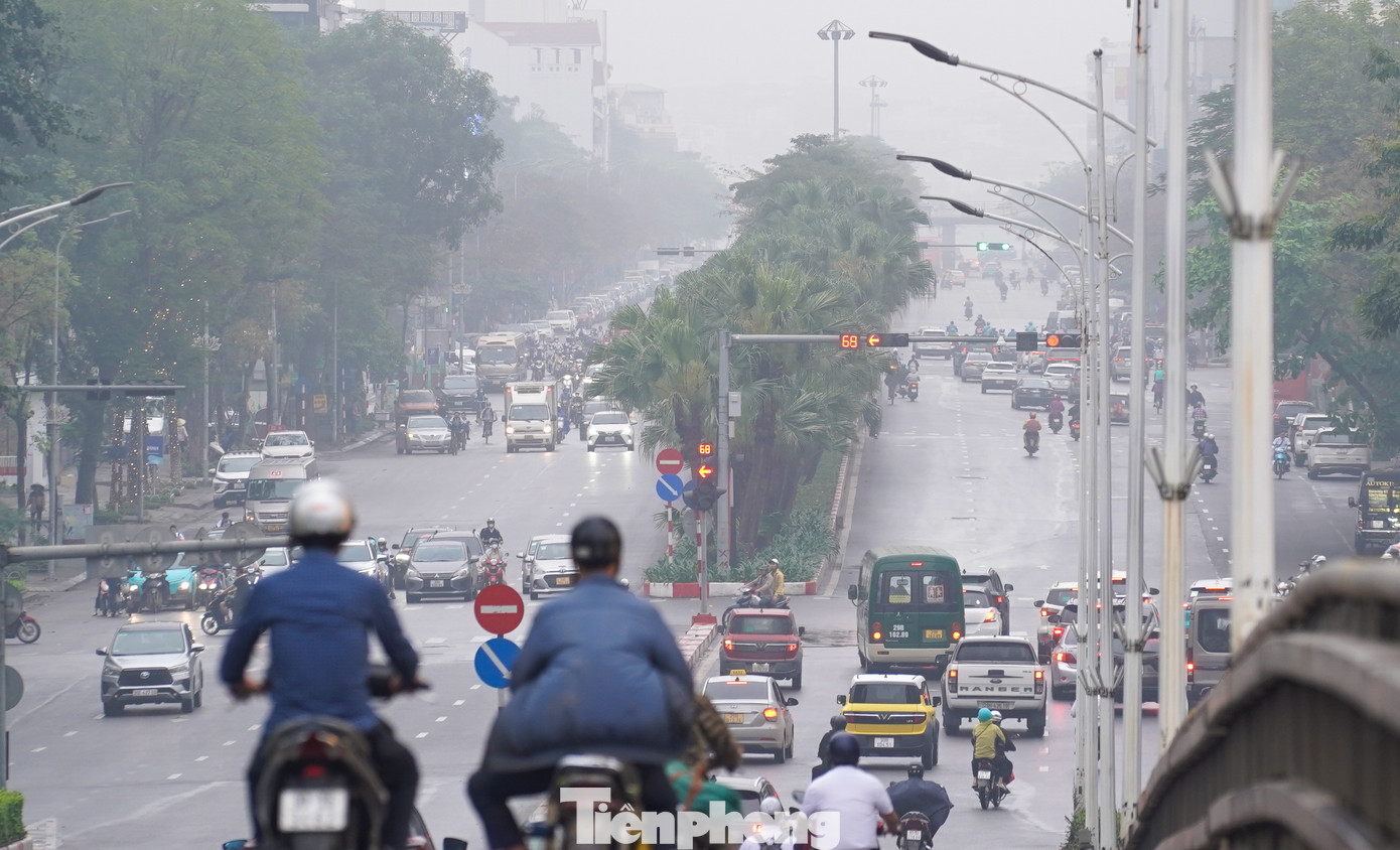 Bầu trời thành phố xám xịt.