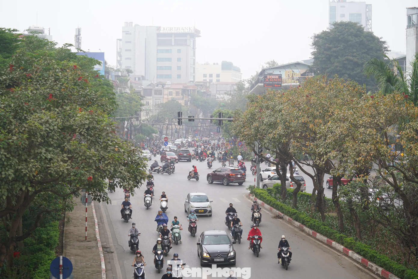 Ứng dụng Air Visual ghi nhận Hà Nội ô nhiễm thứ tư thế giới lúc 7h sáng nay với chỉ số AQI ở ngưỡng đỏ, xếp sau 3 điểm nóng ô nhiễm không khí của thế giới. Đáng lưu ý, Hà Nội là địa phương duy nhất ở miền Bắc ghi nhận tình trạng ô nhiễm không khí trong sáng nay.