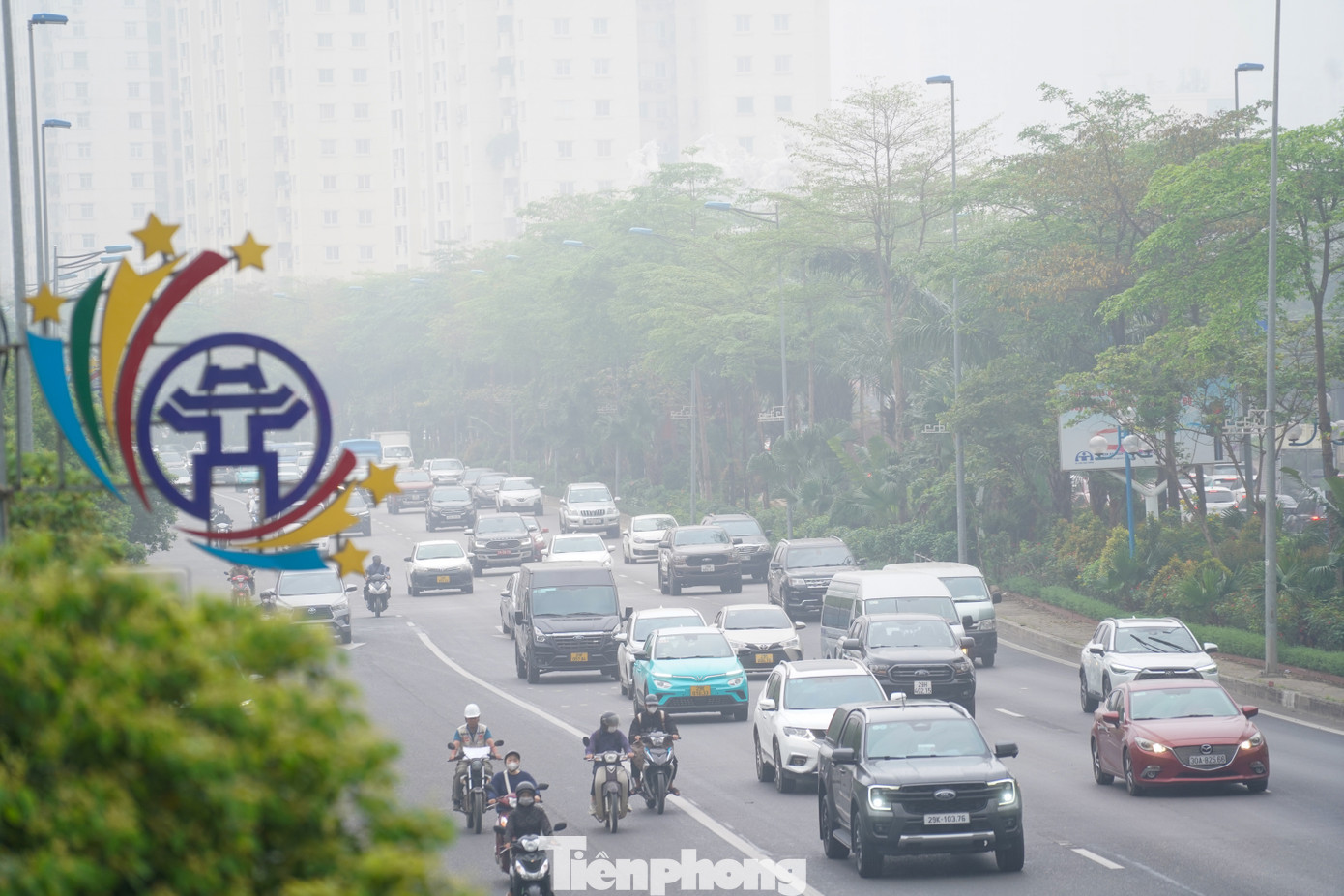 Đường Võ Chí Công (quận Tây Hồ) bị bao phủ bởi màn sương.