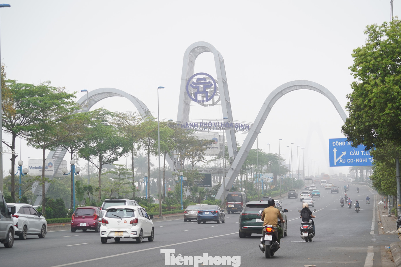 Cầu Nhật Tân ẩn hiện trong lớp sương mù dày đặc.