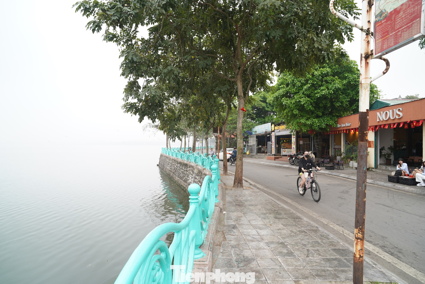 Hơn 9h sáng, đường ven Hồ Tây vẫn chìm trong lớp sương dày mù mịt, mặt trời chưa lộ diện.