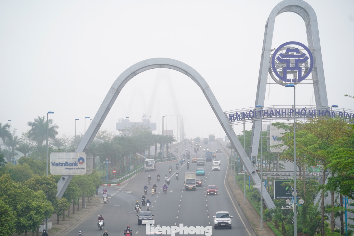 Cầu Nhật Tân ẩn hiện trong lớp sương mù dày đặc.