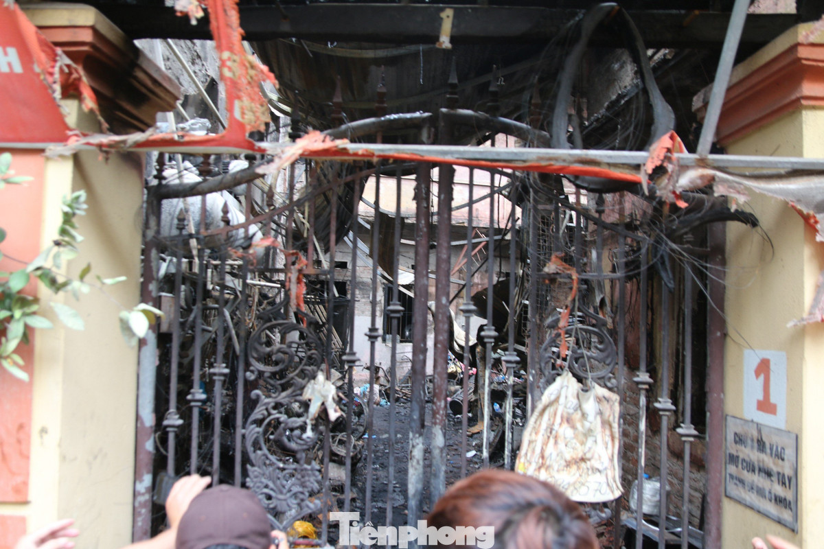 Lửa bốc lên bao trùm ngôi nhà rộng khoảng 150 m2 với hai khối độc lập nằm đối diện nhau, ở giữa là khoảng sân rộng 55 m2.