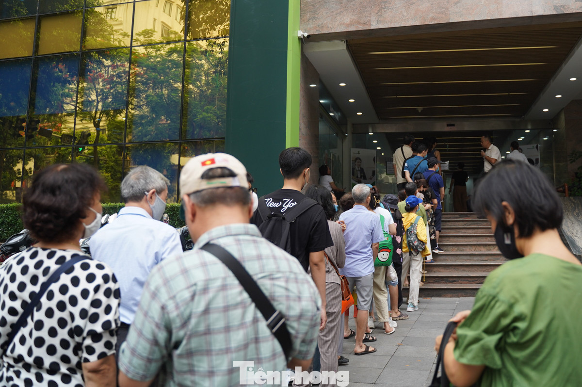 Để tạo điều kiện thuận lợi cho khách hàng, Vietcombank hôm nay thông báo mở thêm 4 điểm bán vàng miếng SJC cho người dân, nâng tổng số điểm bán vàng miếng SJC của ngân hàng này lên 10 điểm trên địa bàn TP Hà Nội và TPHCM. Để tạo điều kiện thuận lợi cho khách hàng, Vietcombank hôm nay thông báo mở thêm 4 điểm bán vàng miếng SJC cho người dân, nâng tổng số điểm bán vàng miếng SJC của ngân hàng này lên 10 điểm trên địa bàn TP Hà Nội và TPHCM.