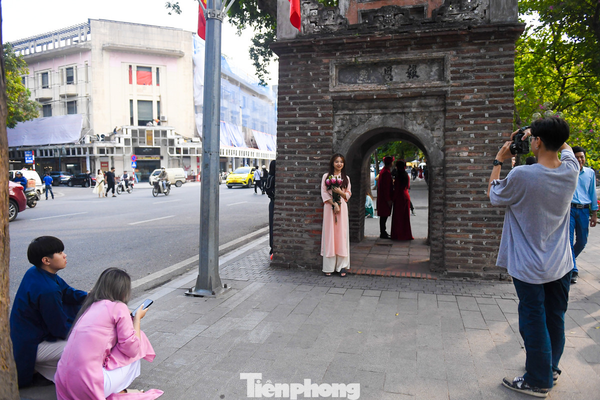 Khu vực hồ Hoàn Kiếm dịp cuối năm rất đông các "nàng thơ" thả dáng chụp ảnh áo dài đón Tết. Khu vực hồ Hoàn Kiếm dịp cuối năm rất đông các "nàng thơ" thả dáng chụp ảnh áo dài đón Tết.