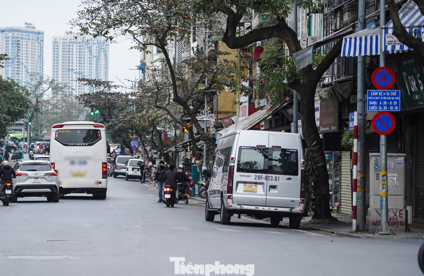 Theo mức phạt mới nhất của năm 2025, xe khách đi vào khu vực phố cổ không đúng khung giờ quy định sẽ bị phạt tiền từ 4 - 6 triệu đồng.