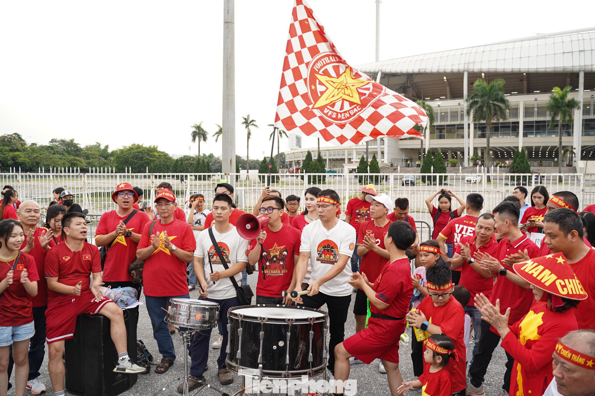 Khoảng hai tiếng trước giờ bóng lăn, đã có khá đông các cổ động viên tới sân đánh trống, hát hò, tiếp lửa cho đội tuyển Việt Nam.