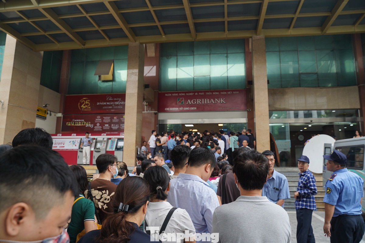 Tại chi nhánh ngân hàng Agribank Láng Hạ, người dân xếp hàng và lấy số thứ tự ngoài cửa, chờ đến lượt sẽ vào bên trong tiếp tục xếp hàng. Tại chi nhánh ngân hàng Agribank Láng Hạ, người dân xếp hàng và lấy số thứ tự ngoài cửa, chờ đến lượt sẽ vào bên trong tiếp tục xếp hàng.