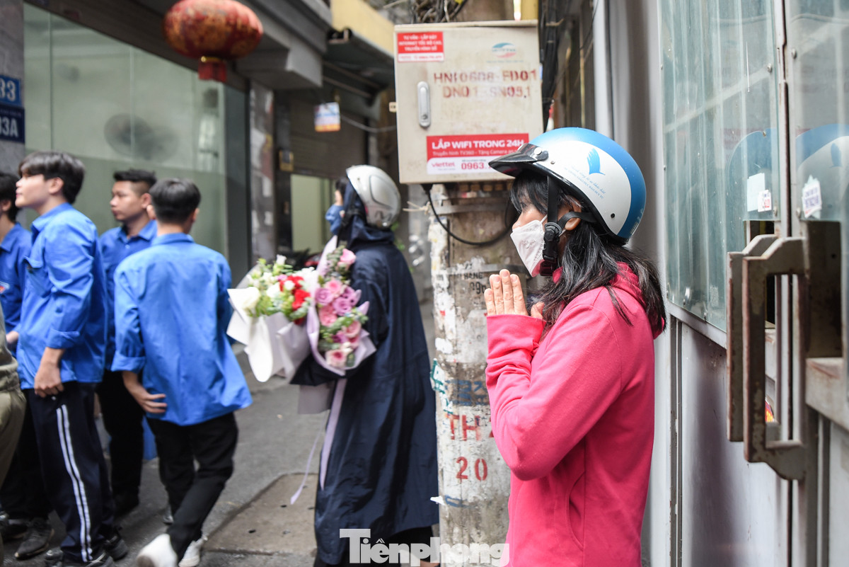 Một số người vái vọng từ phía bên ngoài ngõ.