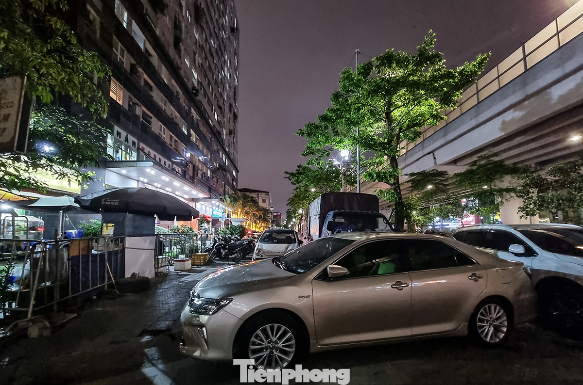 Không chỉ ban ngày, về đêm vỉa hè trên đường Phạm Văn Đồng cũng bị lấn chiếm làm nơi đỗ xe ôtô. Trong ảnh là phía trước chung cư Bắc Hà Lucky Building (số 30 Phạm Văn Đồng).