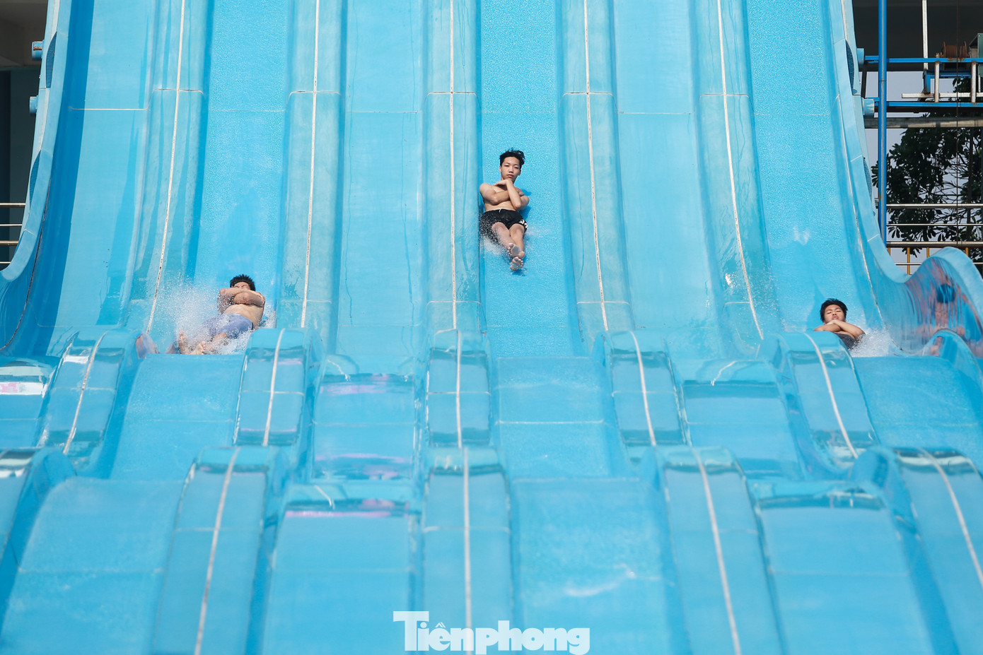 Những trò chơi cảm giác mạnh như đường trượt cao tốc, đường trượt phao hay đường trượt xoắn luôn thu hút đông đảo bạn trẻ nhờ cảm giác hồi hộp, kịch tính.