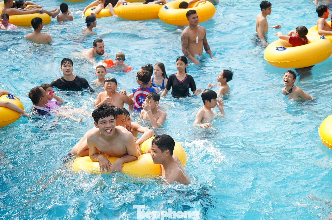 Các bạn nhỏ thích thú chơi đùa trong bể nước khổng lồ.