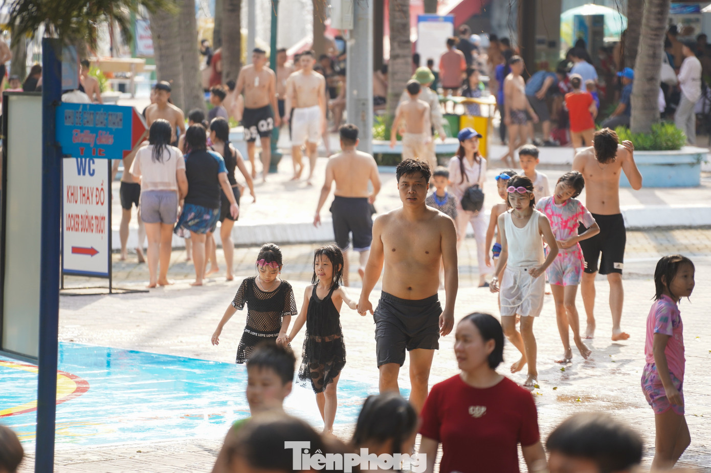 Đại diện Công viên Nước Hồ Tây cho biết, trong 3 ngày đầu tiên của kỳ nghỉ lễ (30/4 - 1/5), đơn vị đã đón khoảng hơn 10.000 lượt khách. Công viên đã tăng cường nhân lực và các biện pháp đảm bảo an toàn, an ninh để phục vụ khách tham quan một cách tốt nhất.