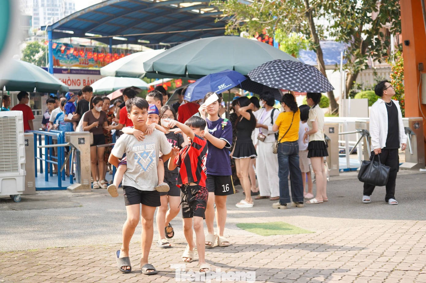 Hôm nay (2/5), Bắc và Trung Bộ trời nắng, có nơi nắng nóng, nhiệt độ cao nhất phổ biến 30 - 34 độ C. Tại Hà Nội, thời tiết ngày nghỉ lễ oi bức, nhiều người dân đổ về công viên nước Hồ Tây để vui chơi, giải nhiệt.