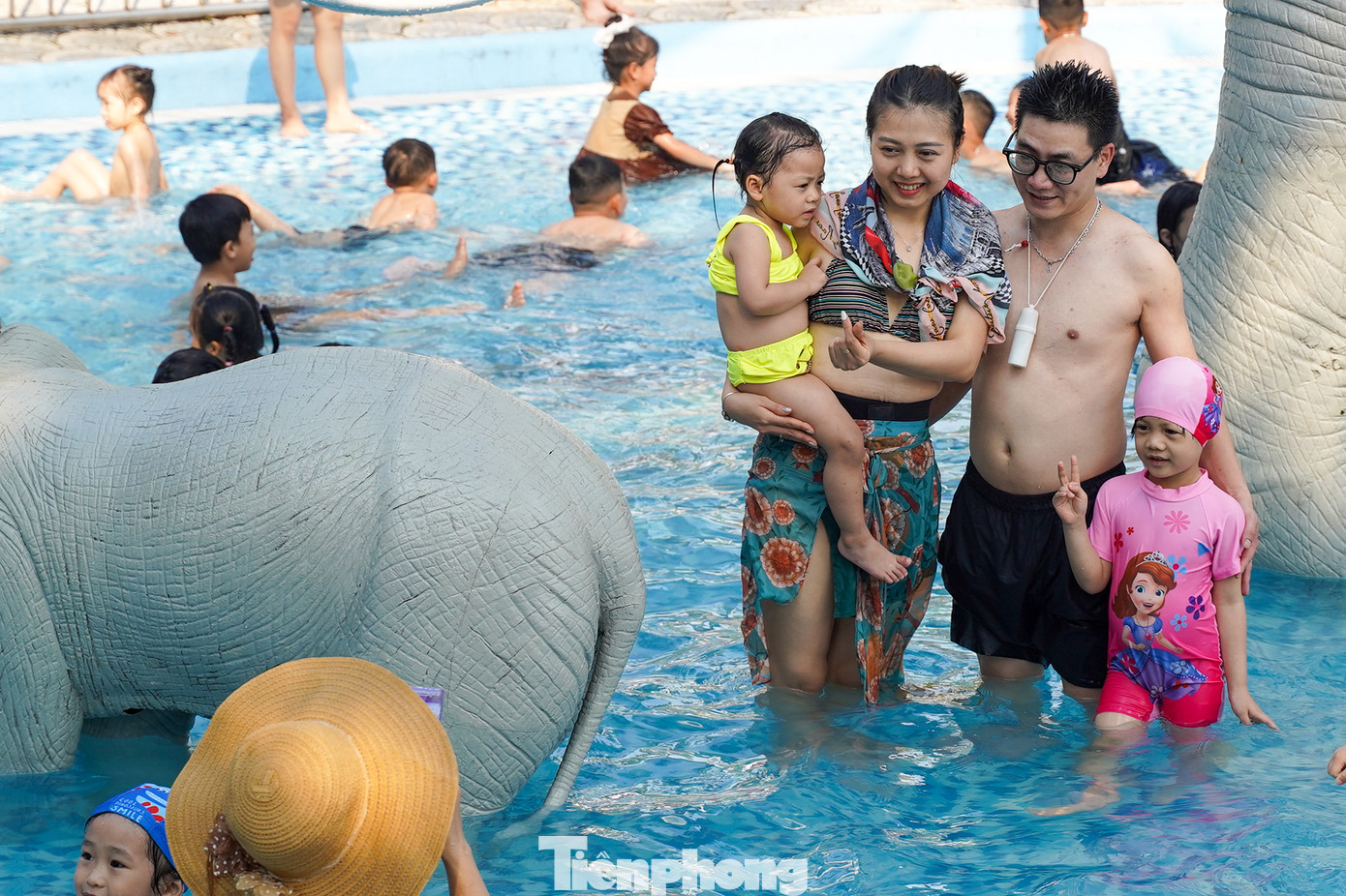 Anh Nguyễn Hữu Chí (quận Long Biên) cho hay: "Tranh thủ kỳ nghỉ lễ, tôi đưa cả gia đình đi chơi. Hôm nay thời tiết nắng nóng nên đi tắm mát rất dễ chịu,".