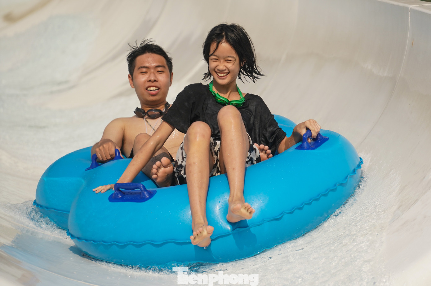 Những trò chơi cảm giác mạnh như đường trượt cao tốc, đường trượt phao hay đường trượt xoắn luôn thu hút đông đảo bạn trẻ nhờ cảm giác hồi hộp, kịch tính.