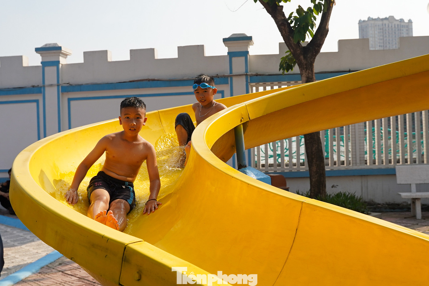 Các em nhỏ trải nghiệm tại khu cầu trượt nước.