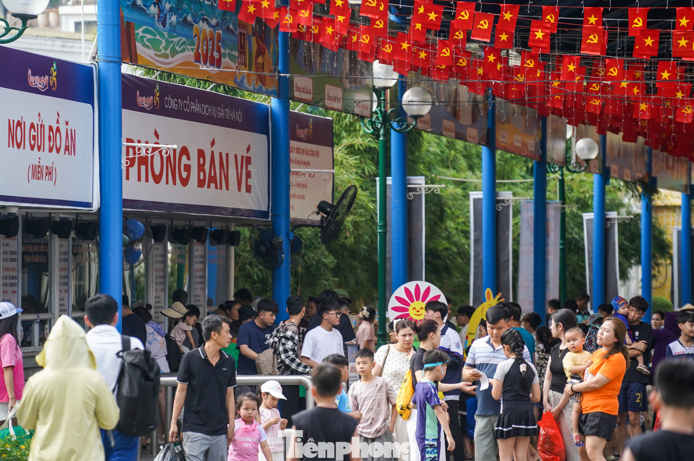 Từ 14h chiều 2/5, rất đông người dân và du khách đã đổ về Công viên nước Hồ Tây (quận Tây Hồ, Hà Nội).