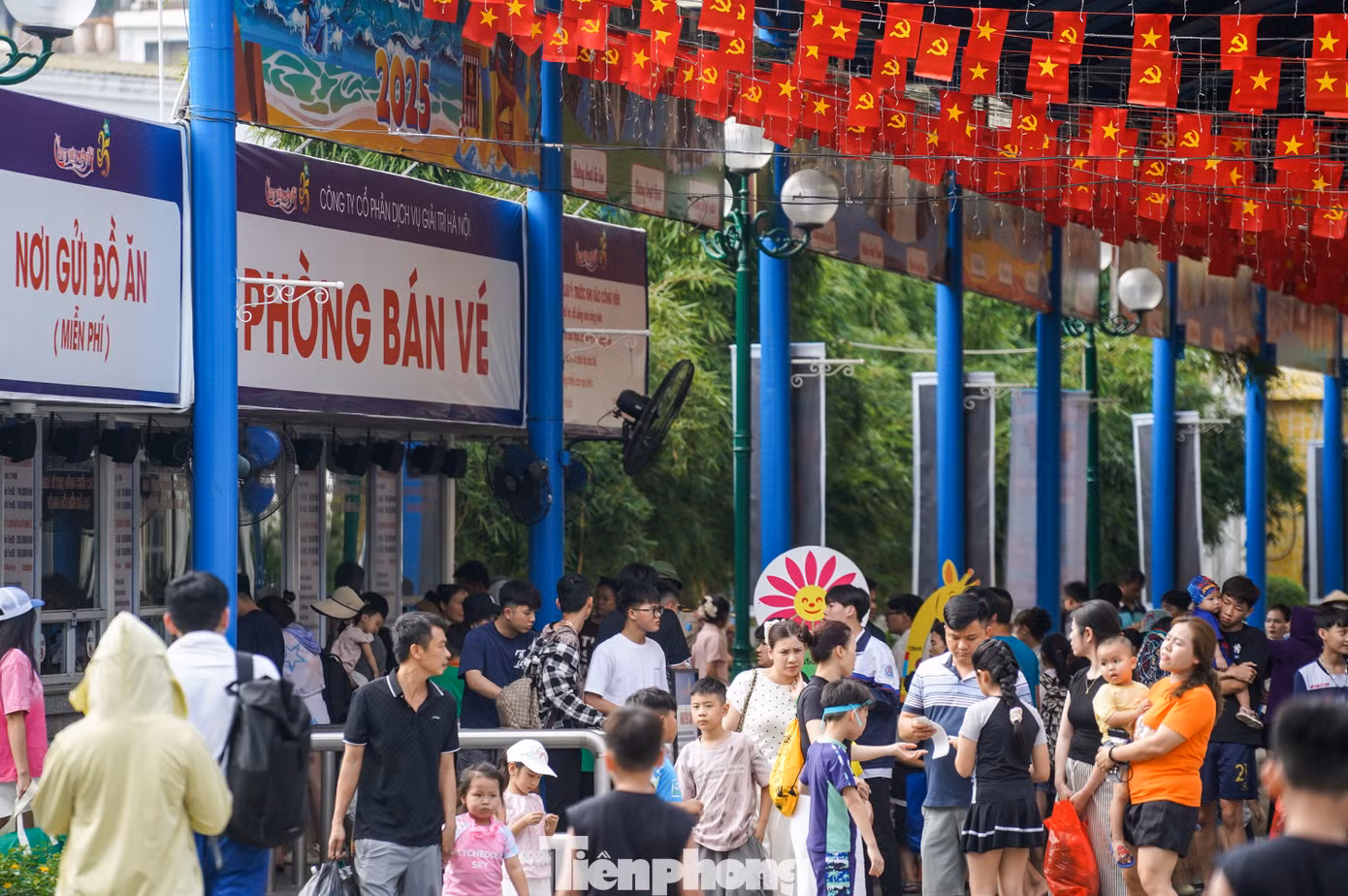 Từ 14h chiều 2/5, rất đông người dân và du khách đã đổ về Công viên nước Hồ Tây (quận Tây Hồ, Hà Nội).