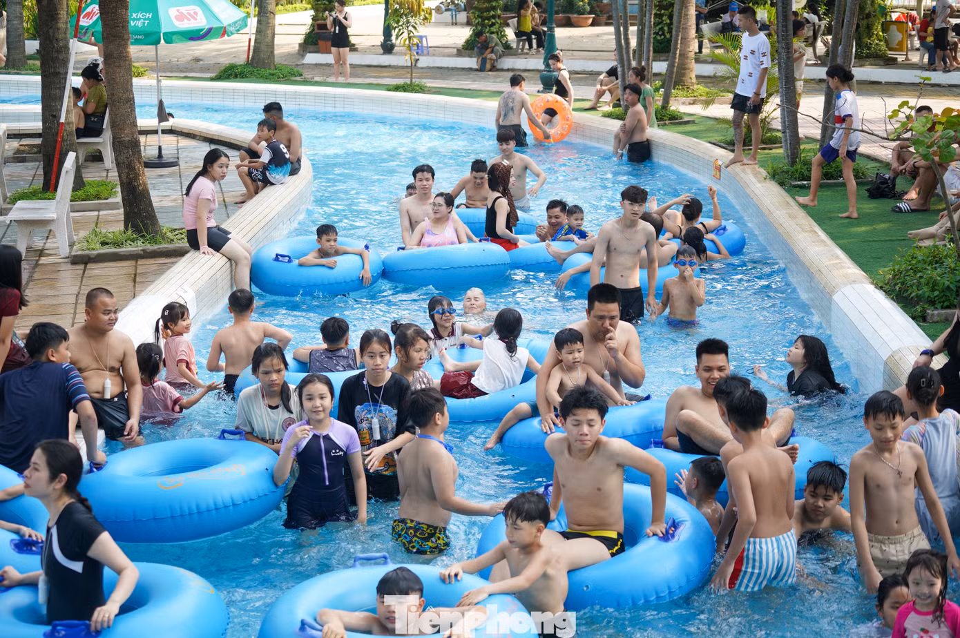 "Sông lười" là khu vực thu hút gia đình có trẻ nhỏ.