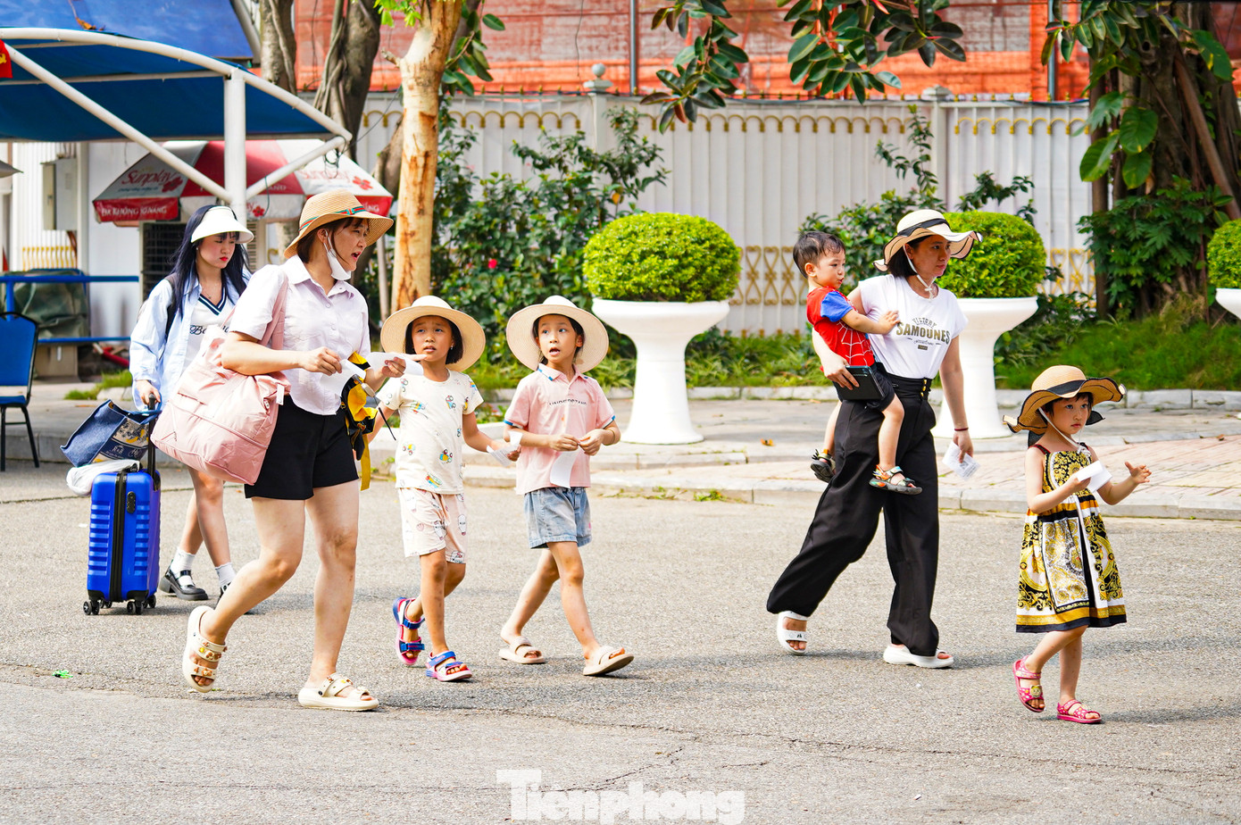 Phần lớn người dân đến đây theo gia đình hoặc nhóm bạn bè.