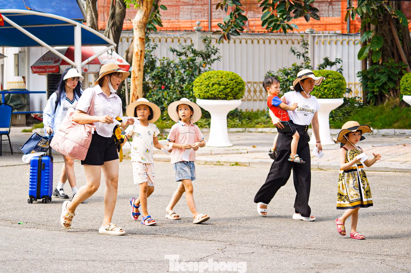 Phần lớn người dân đến đây theo gia đình hoặc nhóm bạn bè.