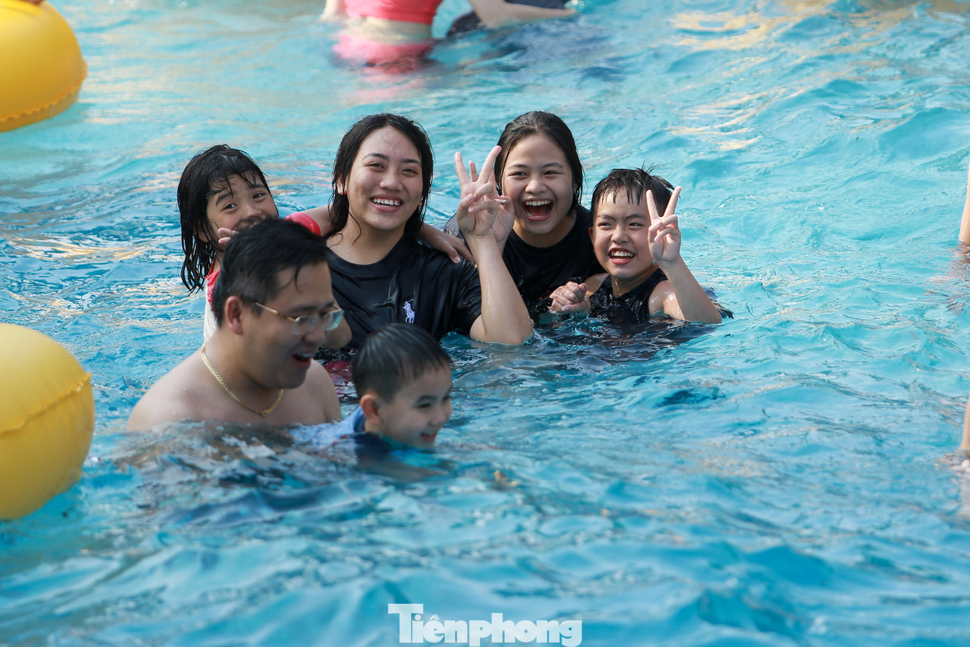 Các bạn nhỏ thích thú chơi đùa trong bể nước khổng lồ.