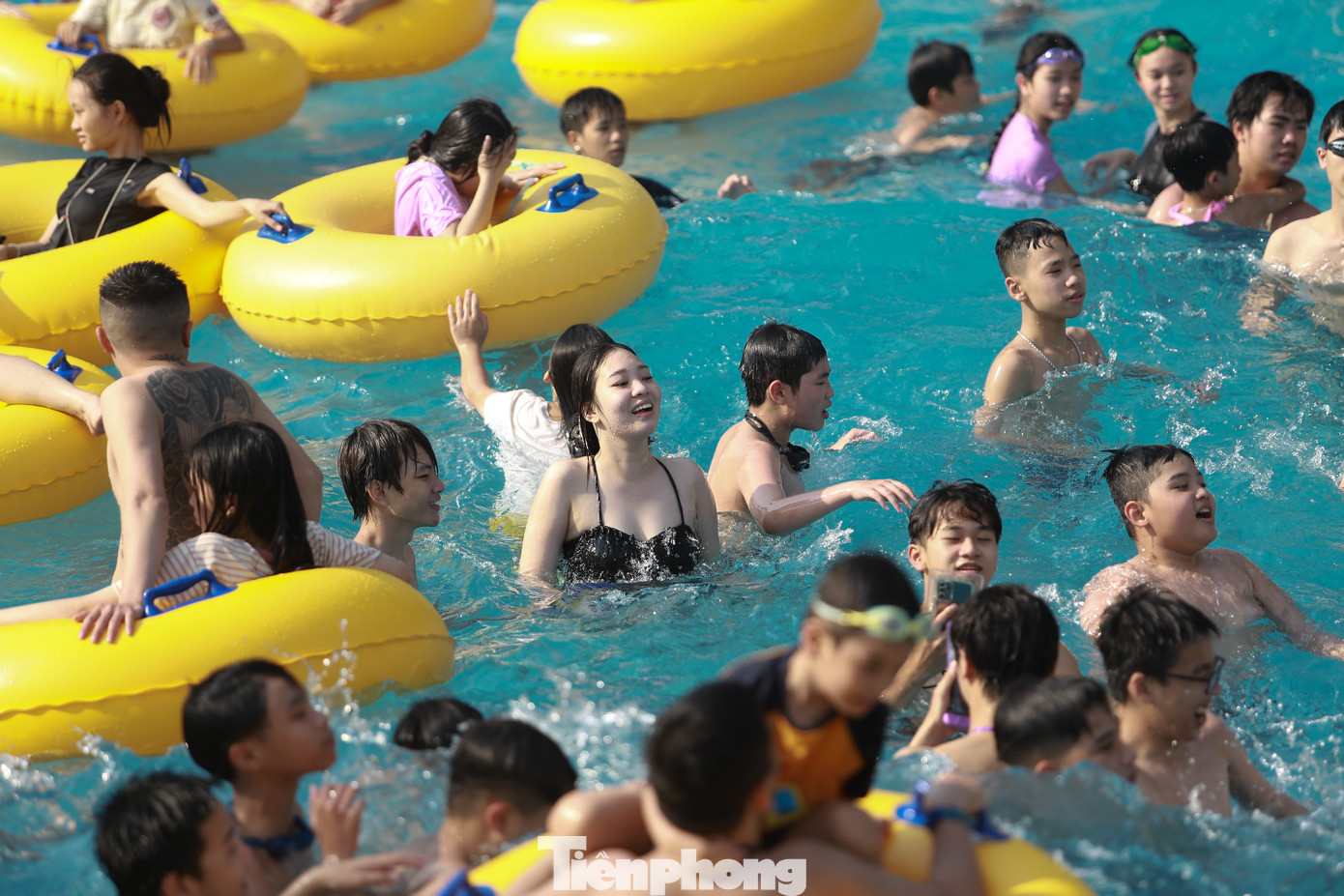 Các bạn nhỏ thích thú chơi đùa trong bể nước khổng lồ.