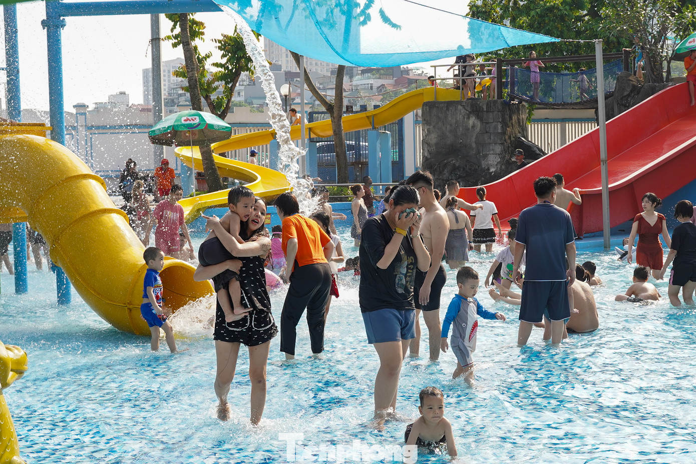 Giá vé trong thời gian nghỉ lễ đối với người lớn là 205 nghìn đồng/vé, trẻ em cao 0,9m - 1,35m giá vé 180 nghìn đồng, còn trẻ nhỏ dưới 0,9m được miễn phí.