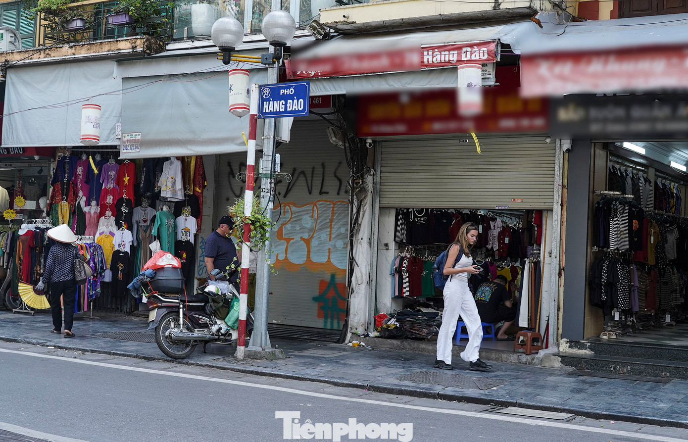 Trao đổi với anh T. (chủ cửa hàng kinh doanh trên phố Hàng Đào) cho biết: "Hiện tại, nhiều cửa hàng đóng cửa để hoàn thiện chính sách thuế, chuẩn bị cho việc tái hoạt động sau thời gian gián đoạn".