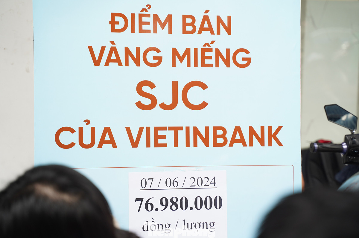 Giá bán vàng miếng SJC, Ngân hàng Nhà nước thông báo giá bán trực tiếp ngày 7/6 là 75,98 triệu đồng/lượng, bằng với giá bán hôm qua. Như vậy, sau 5 ngày mở bán vàng miếng tại 4 ngân hàng thương mại Nhà nước và Công ty SJC, giá vàng miếng SJC đã giảm tổng cộng 4 triệu đồng/lượng. Giá bán vàng miếng SJC, Ngân hàng Nhà nước thông báo giá bán trực tiếp ngày 7/6 là 75,98 triệu đồng/lượng, bằng với giá bán hôm qua. Như vậy, sau 5 ngày mở bán vàng miếng tại 4 ngân hàng thương mại Nhà nước và Công ty SJC, giá vàng miếng SJC đã giảm tổng cộng 4 triệu đồng/lượng.