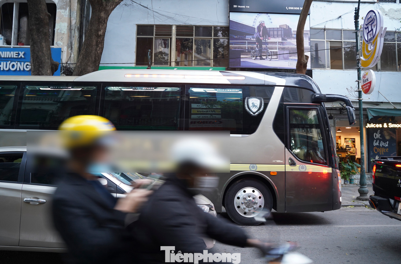 Lúc 6h40 sáng 6/3, chiếc ô tô trên 29 chỗ di chuyển từ Hàng Trống sang Tràng Thi, phố Nhà Chung.