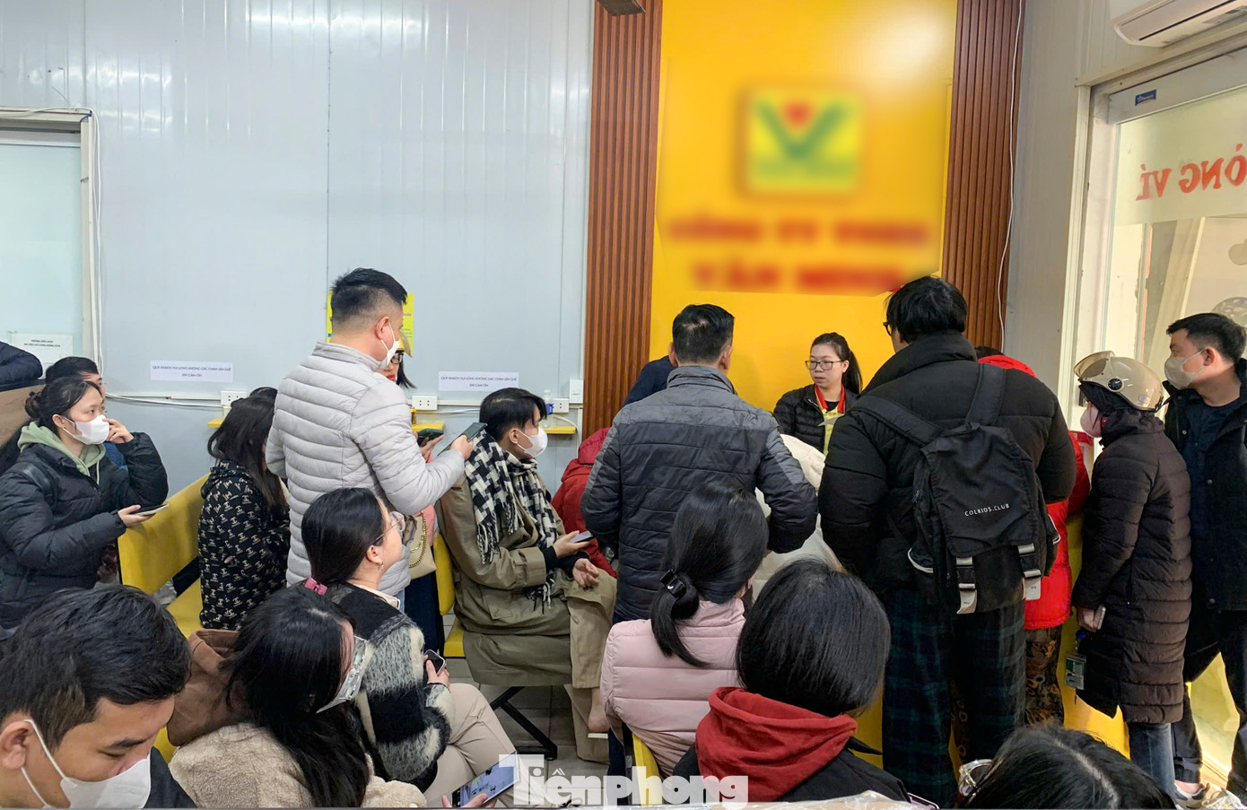 Giá vé xe khách năm nay có tăng nhẹ so với năm ngoái, vé xe giường nằm từ Hà Nội về Nghệ An có giá 300.000 đồng (vé từ ngày 23 đến 29 Tết); vé từ Hà Nội đến Hà Tĩnh cũng có mức giá tương tự.