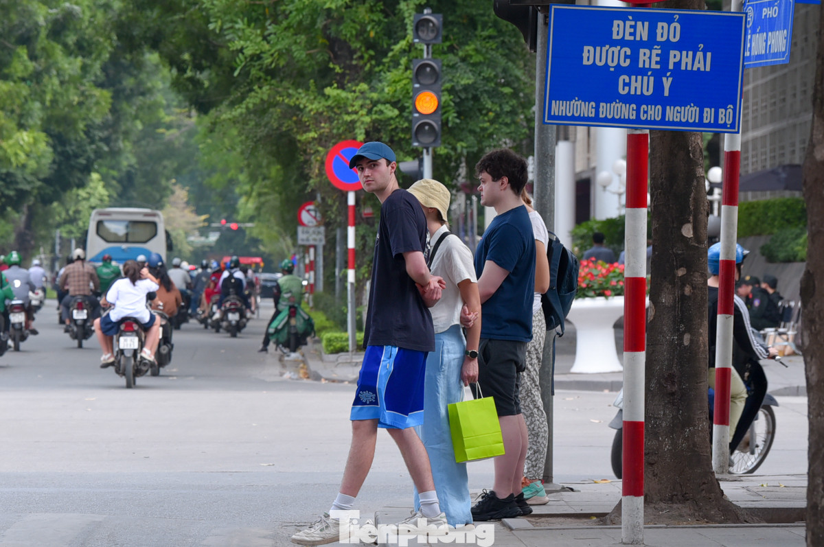 Khách du lịch thoải mái đi dạo với trang phục quần cộc, áo ngắn tay.