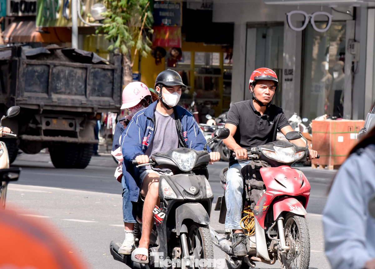 Nhiều người Thủ đô đã cảm nhận được một "mùa đông không lạnh" hay "mùa hè dài bất tận".
