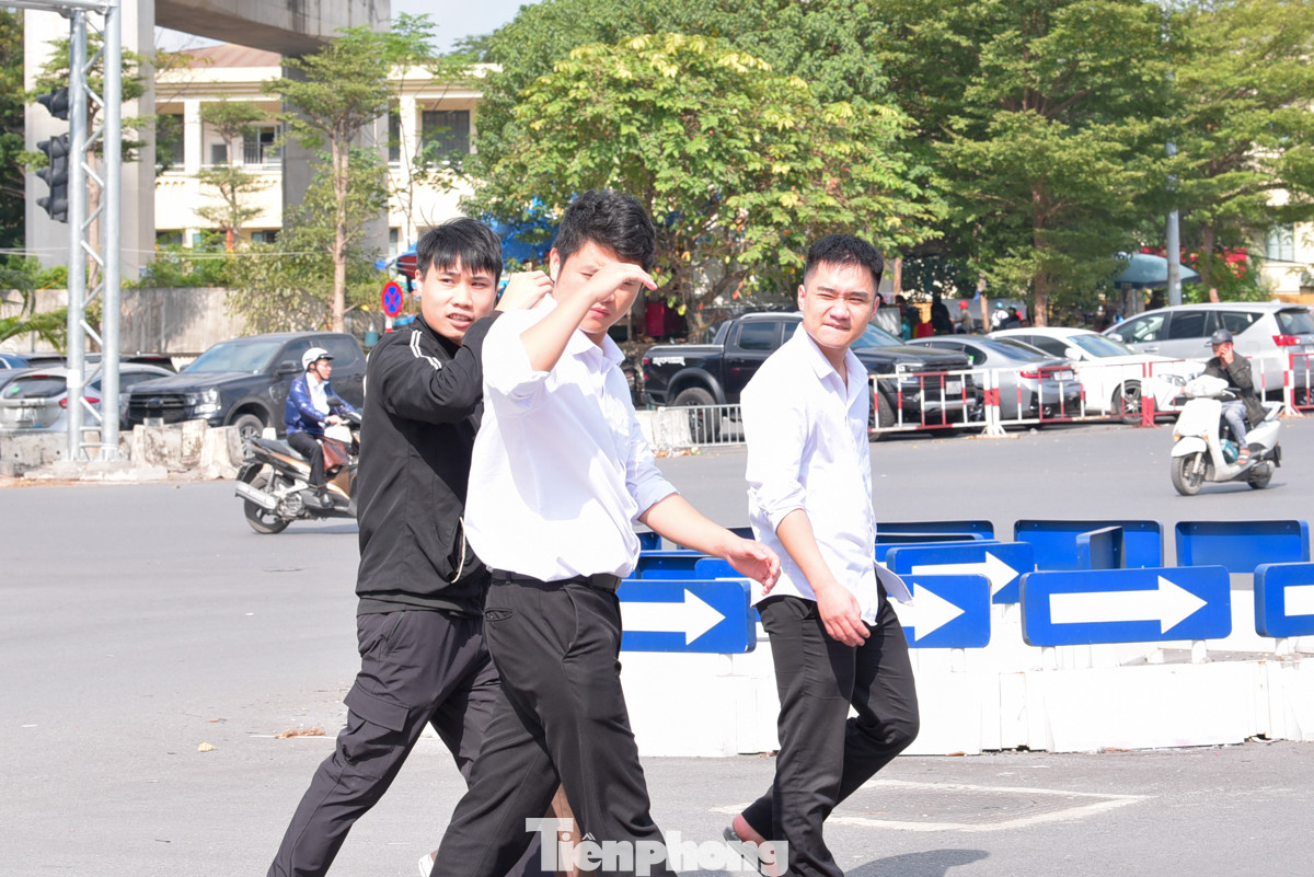 Trưa 14/12, nhiệt độ Hà Nội gần 30 độ C, ánh nắng chói chang.