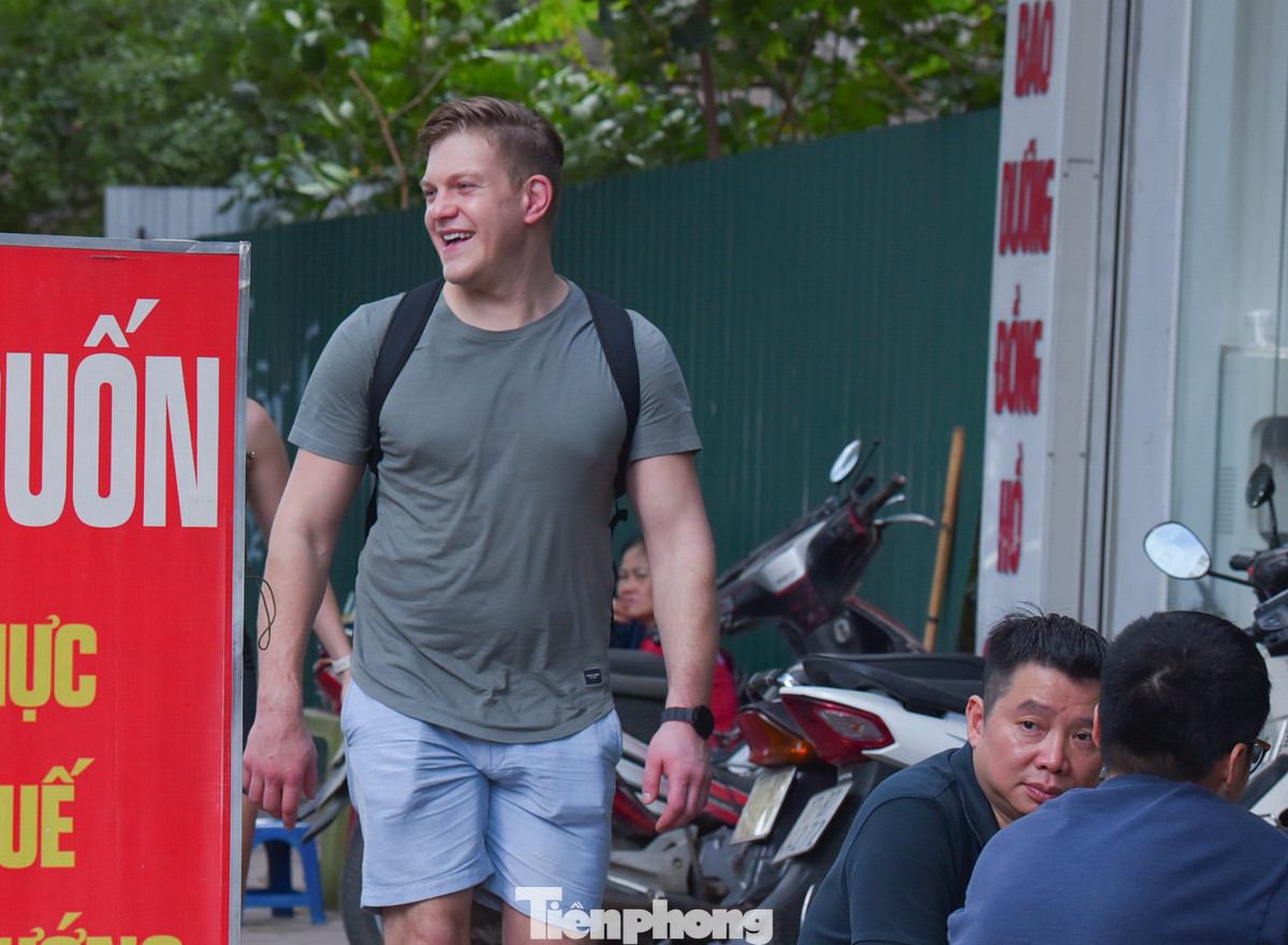 Khách du lịch thoải mái đi dạo với trang phục quần cộc, áo ngắn tay.