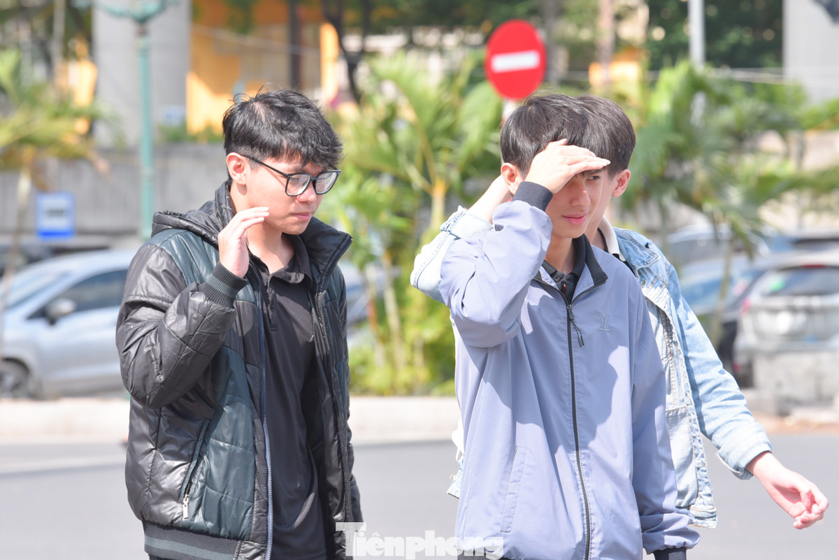 Trưa 14/12, nhiệt độ Hà Nội gần 30 độ C, ánh nắng chói chang.