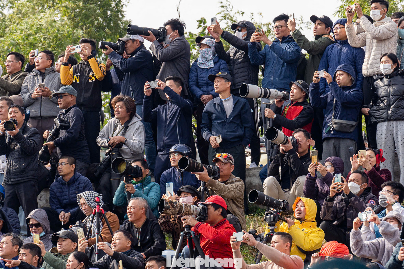 Trên tuyến đường đê Long Biên, đối diện đường băng sân bay Gia Lâm, hàng nghìn người dân dõi theo màn trình diễn của các biên đội bay. Theo kế hoạch của ban tổ chức, người dân có thể tham quan triển lãm từ 9h ngày 21/12.