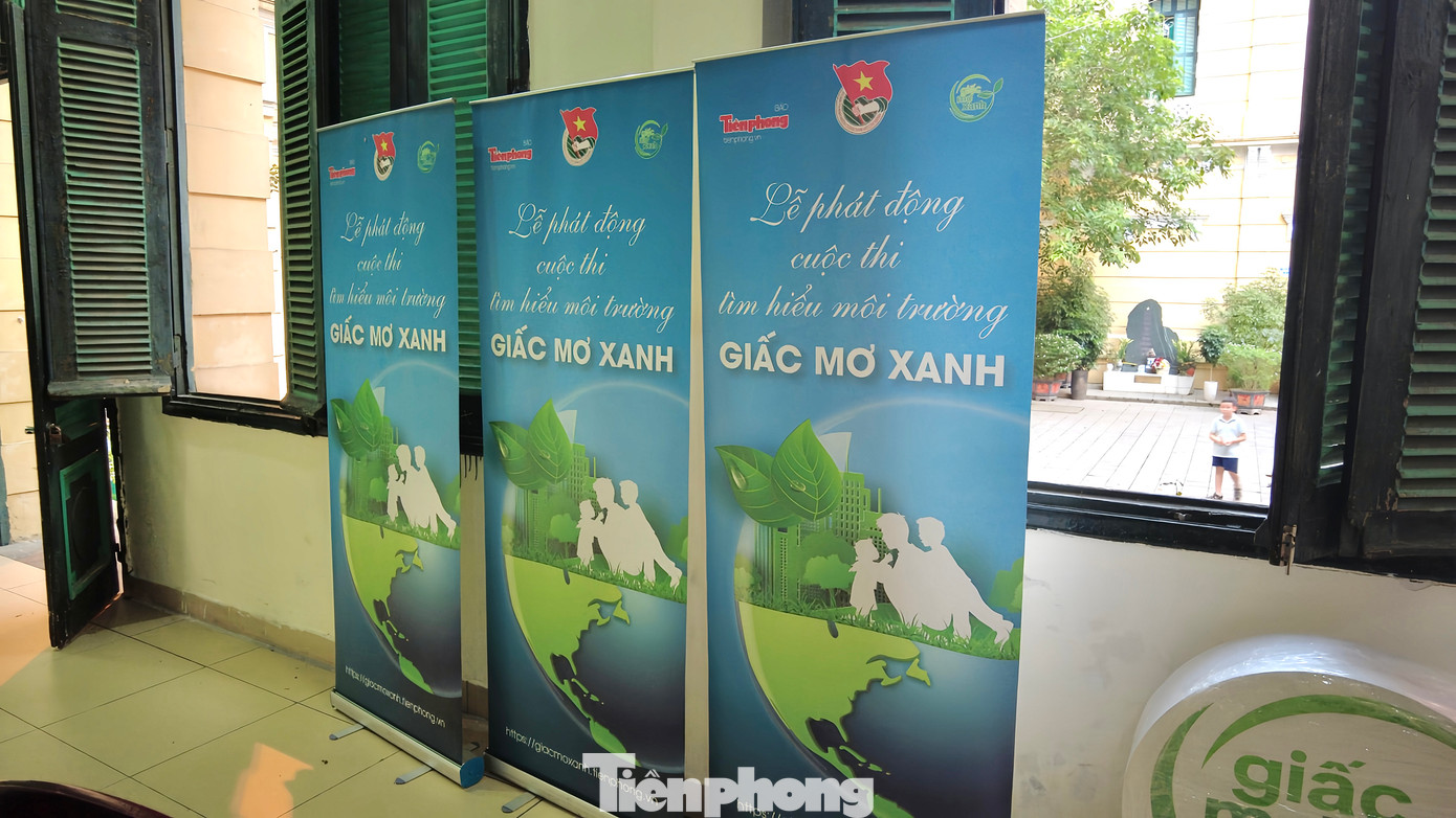 Tại lễ phát động có các khách mời đến từ Bộ GD&amp;ĐT, Bộ Tài nguyên và Môi trường, Thành phố Hà Nội, đại diện Ban giám hiệu đến từ 6 trường THCS của quận Hoàn Kiếm. Lễ phát động còn có sự tham gia của các nghệ sĩ, Á hậu.