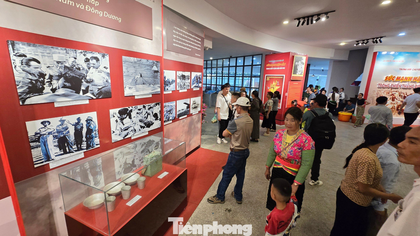 Từng món hiện vật đều là minh chứng cho một mốc son chói lọi đã qua của lịch sử dân tộc Việt Nam. Từng món hiện vật đều là minh chứng cho một mốc son chói lọi đã qua của lịch sử dân tộc Việt Nam.