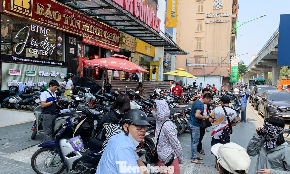 Ghi nhận từ sáng ngày 8/11, nhiều cửa hàng vàng trên phố Trần Nhân Tông, Cầu Giấy gặp tình trạng quá tải vì người dân đổ xô đến mua bán sau phiên biến động mạnh hôm qua. Ghi nhận từ sáng ngày 8/11, nhiều cửa hàng vàng trên phố Trần Nhân Tông, Cầu Giấy gặp tình trạng quá tải vì người dân đổ xô đến mua bán sau phiên biến động mạnh hôm qua.