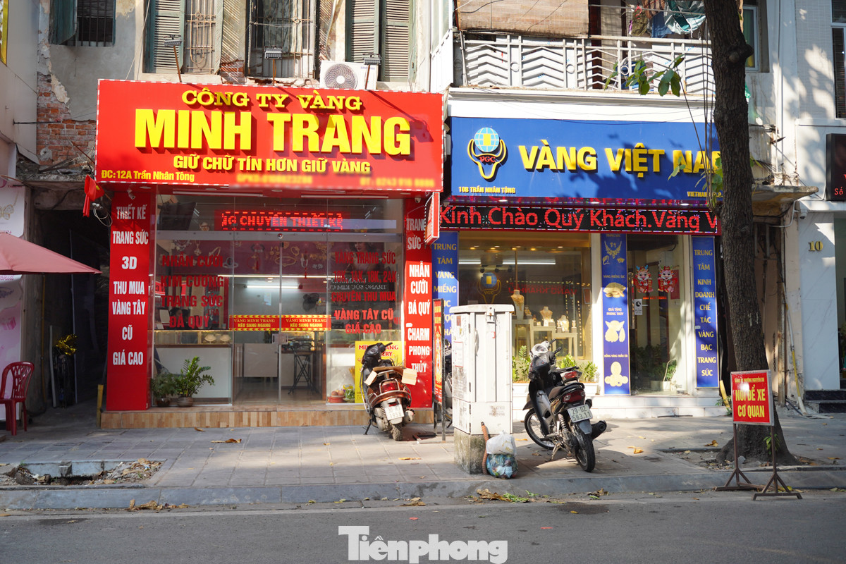 Nhiều tiệm vàng còn không có nhân viên đứng bán. Nhiều tiệm vàng còn không có nhân viên đứng bán.